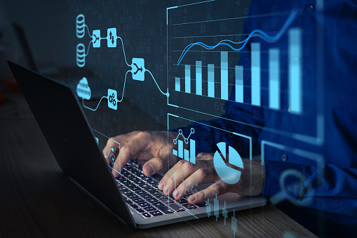 Fonctionnalités - Analyste travaillant avec le système d'analyse commerciale et de gestion des données sur ordinateur pour réaliser un rapport avec des KPI et des métriques connectés à une base de données. Stratégie d'entreprise pour la finance, les opérations, les ventes et le marketing